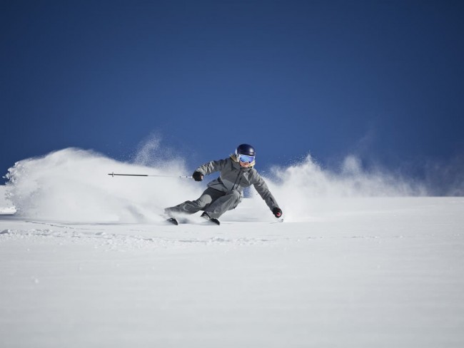 Skifahrer auf der Skipiste © Atomic Austria GmbH / MirjaGeh.com 